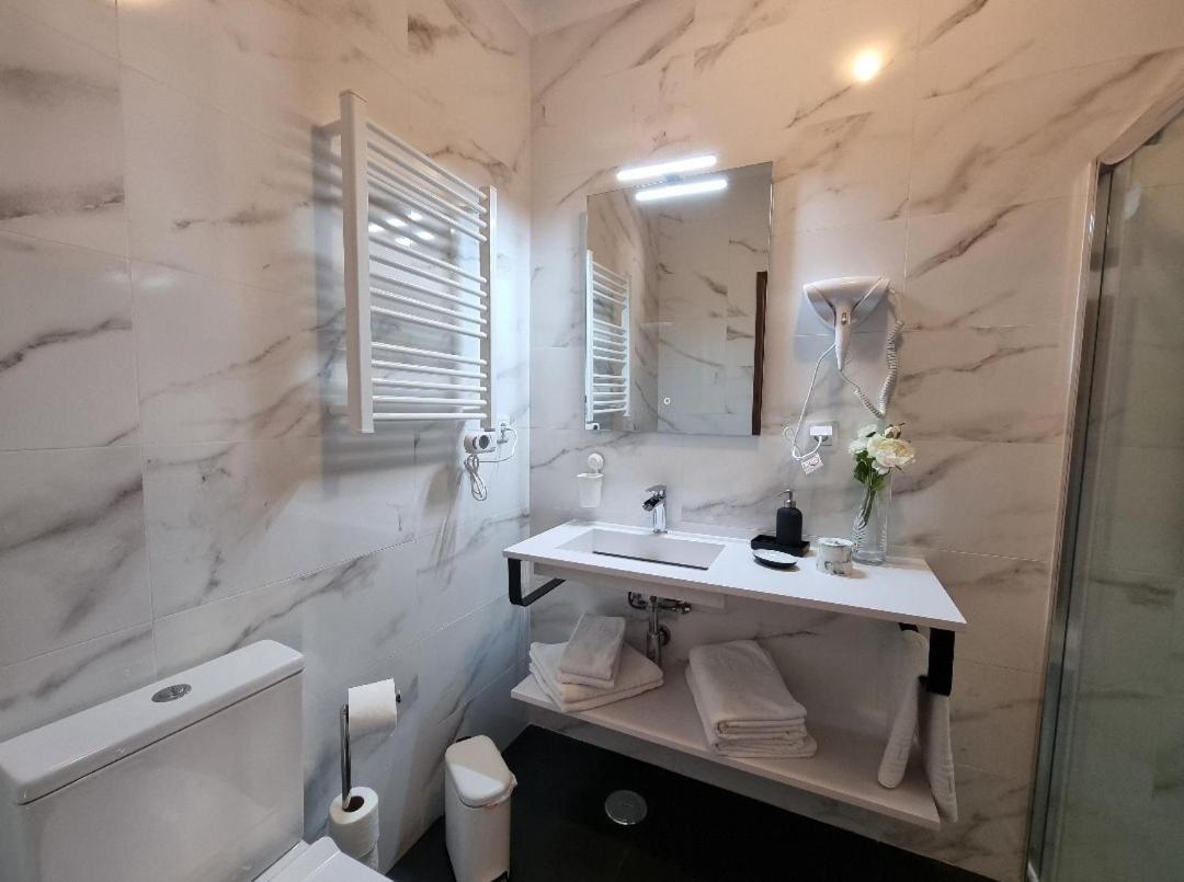 Apartmento Praia Da Dona Ana Лагос Екстериор снимка